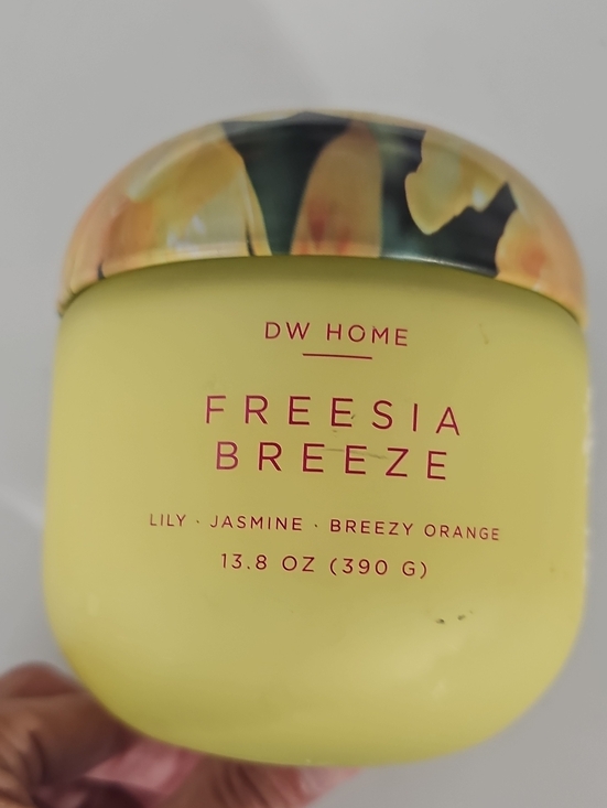 DW Home Other - DW Home Freesia Breeze Single Wick Candle